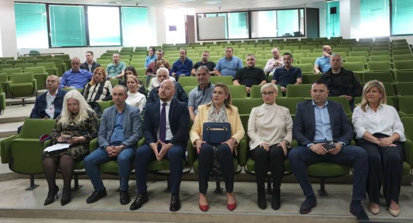 одржување на циклус стручни обуки наменети за царинските службеници за контрола на лиценциран багаж и домашни миленици